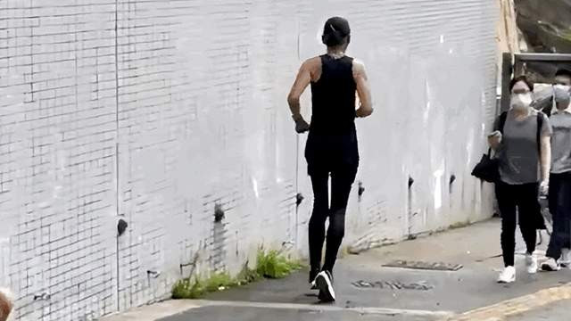 周润发|67岁周润发晨跑被偶遇，仿佛瘦成一根“竹竿”，身体状况令人担忧