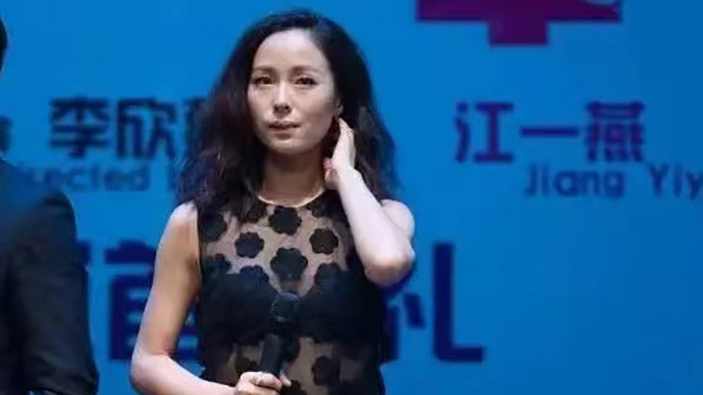 江一燕|江一燕穿薄纱长裙亮相，头发凌乱双目无神，网友：“刚睡醒吧”