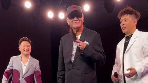 杨紫|65岁万梓良带多名保镖参加演出，红袜子黑皮鞋，走路不稳要人扶