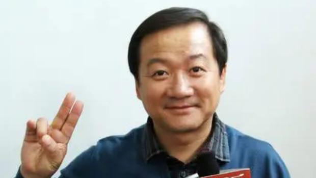 唐鉴军|?赵本山弟子又翻车！53岁谢广坤酒后牵手年轻女子，前妻曾爆其婚内出轨