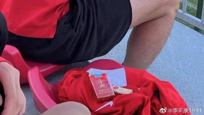 国足|墙头草？转瞬之间球迷狂赞郜林，香烟门大家都被这个人骗了！