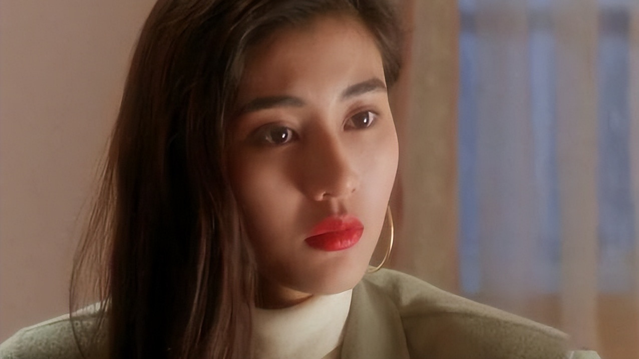 李嘉欣|李嘉欣大病初愈，居家晒与爱犬合照，不在意被吐槽毛孔粗大皱纹多