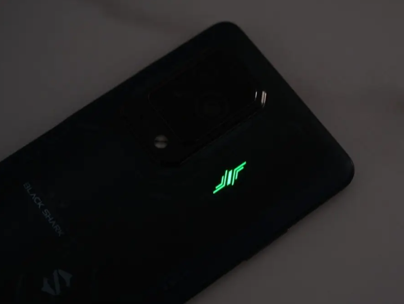 基因|黑鲨5pro外观设计炫酷，延续之前的高配置基因，游戏体验更好