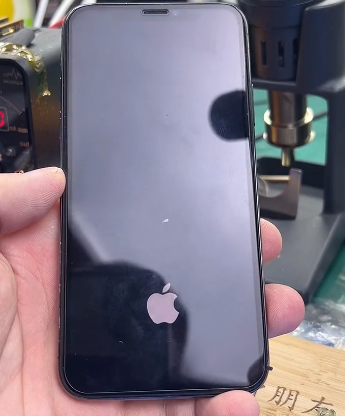 |只是换了个电池,结果开机苹果logo学会了漂移!