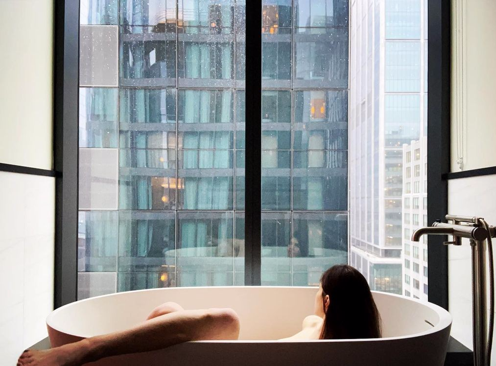 好莱坞演员达达里奥躺浴缸里拍照秀美腿，网友：幸运的邻居