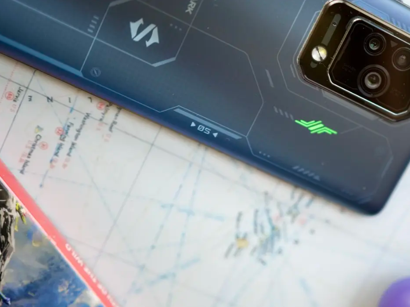 基因|黑鲨5pro外观设计炫酷，延续之前的高配置基因，游戏体验更好