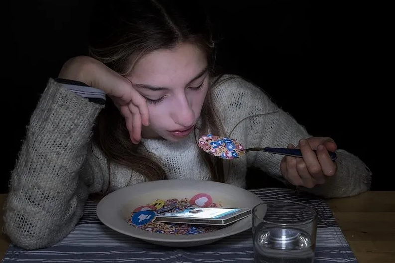 excel|10款国内外手机续航实测：一加10Pro排第三，第一名“真狠”！