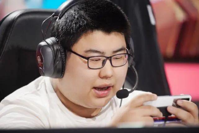 小胖一句话惹怒gk粉丝! 狼队首发懵了! 被迫集体道歉!