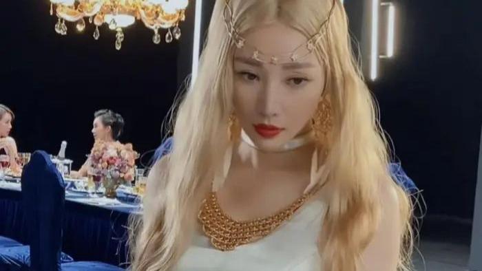 柳岩|40岁刘艳COS雅典娜，金色秀发配上娇艳红唇，性感指数直线上升