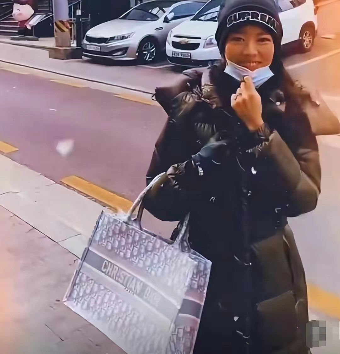 吉娜素颜终于不藏了！新短片穿羽绒服拎2万的包逛韩国，秒变路人