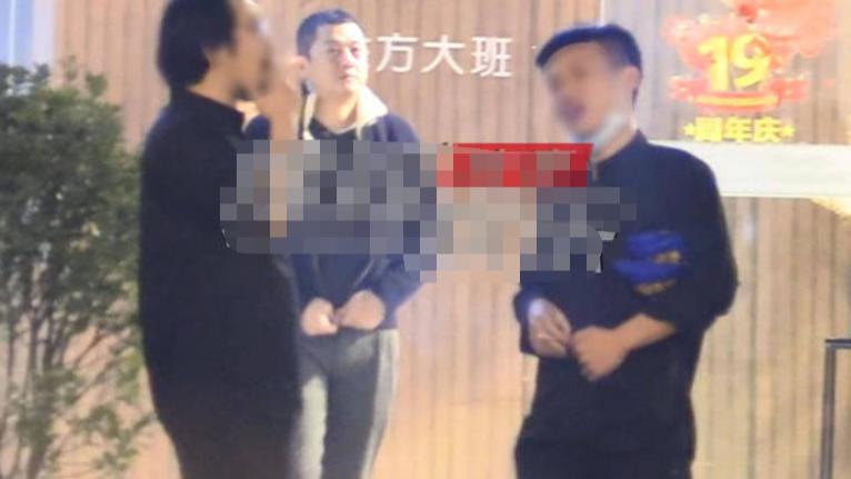 李亚鹏|李亚鹏私下按摩被拍！脸颊圆润身形臃肿，在路边拉衣链太随意