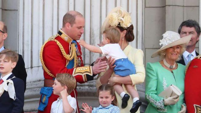 路易·亚瑟·查尔斯|求抱抱的路易王子4岁了！神态像威廉发量超多，比哥哥乔治还帅