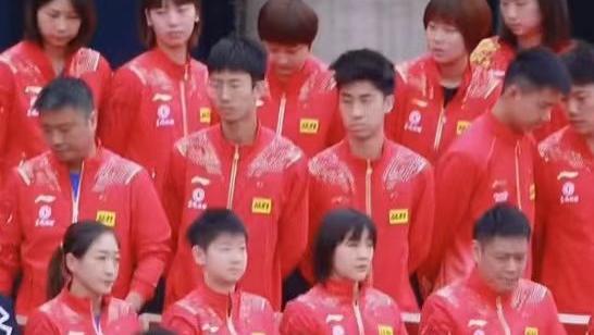 马龙|国乒拍合照，马龙犯困显憔悴，王曼昱挤进男队发懵，刘诗雯揉眼睛