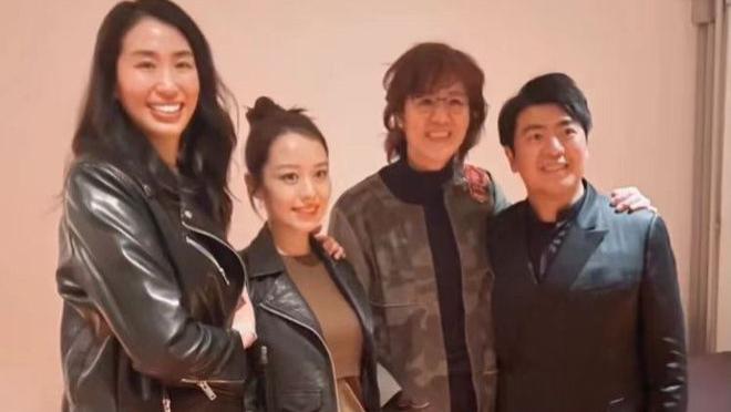 郎平|有范！郎平染发显年轻，在美国看郎朗演奏会，带女儿合影郎朗夫妇