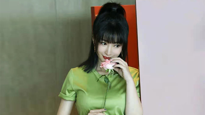 柳岩|柳岩穿圆领长裙拍大片，在领口放鲜花惹争议，网友：没看懂