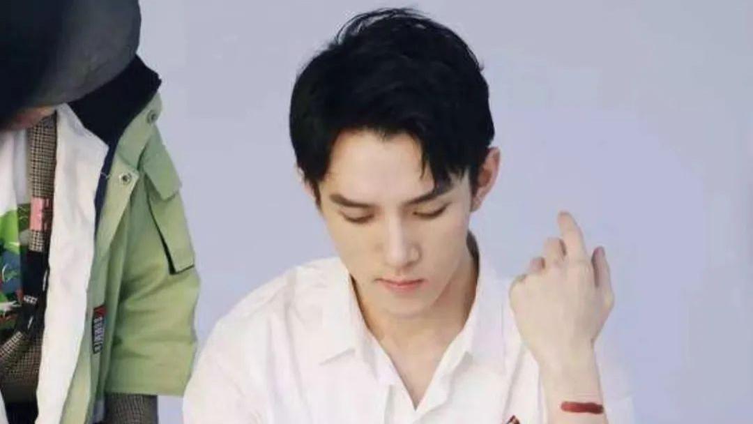 京东|李佳琦“退居二线”，他找到退路了？|| 焦点