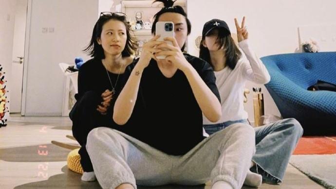 周雨彤|周雨彤晒与倪妮合影，曾与宋祖儿、孙千、宋妍霏、陈都灵合影