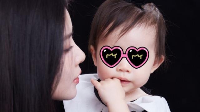 王灿|杜淳女儿迎1周岁生日，王灿首携女儿拍写真，蛋饺皮肤雪白好漂亮