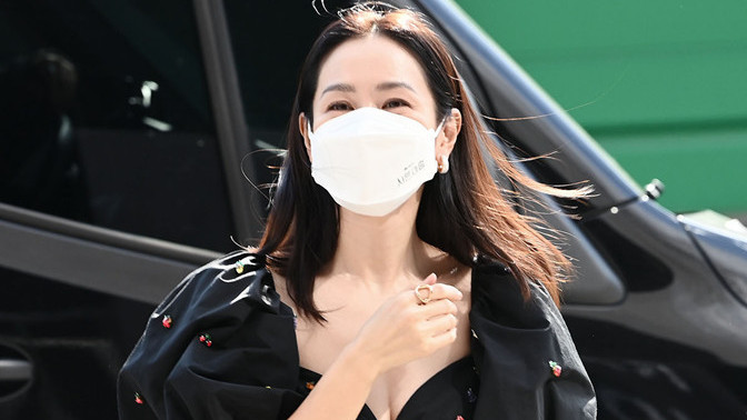 孙艺珍|孙艺珍结婚后首次公开露面，穿小黑裙秀身材，满脸笑容害羞似小媳妇