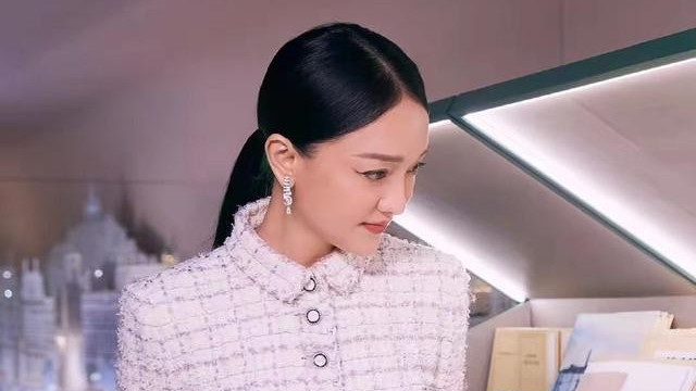 周迅|周迅的气质有一半是套装给的，小香风配低马尾，知性又优雅