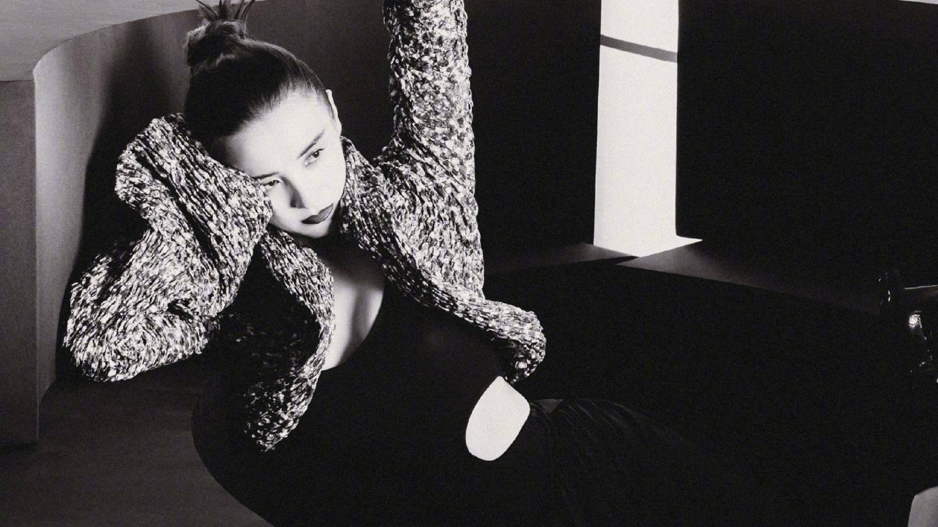 宋佳|41岁宋佳拍摄氛围感封面，视觉效果不输动作片，网友：好会摆psoe