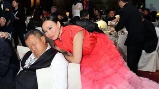 波音737|娱乐圈中醉酒出丑的明星，个个比曹格还离谱，网友吐槽：真掉价