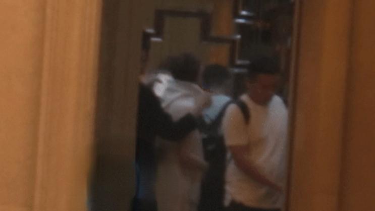 向佐|向佐得女后被曝出轨！带醉酒女子回北京婚房，电梯内贴心帮披外套