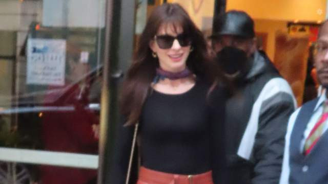 安妮·海瑟薇|安妮·海瑟薇亮相宣传新片，元气满满；新剪刘海很有少女感