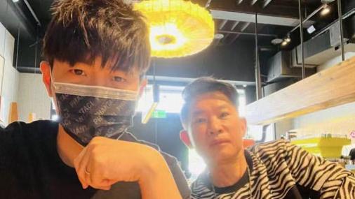 周杰伦|周杰伦减肥成功瘦出少年感，晒照傲娇称：瘦到有本钱继续喝奶茶了