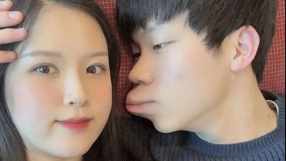 关晓彤|关晓彤这宽厚的臂膀给人一种两百来斤的错觉