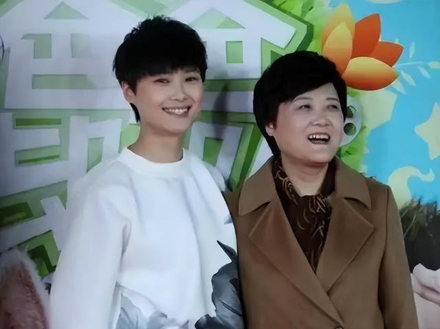 李宇春父亲 女儿4登春晚是我的骄傲 如今她38岁仍未婚让我操碎心 李宇春她爸 李宇春和妈妈