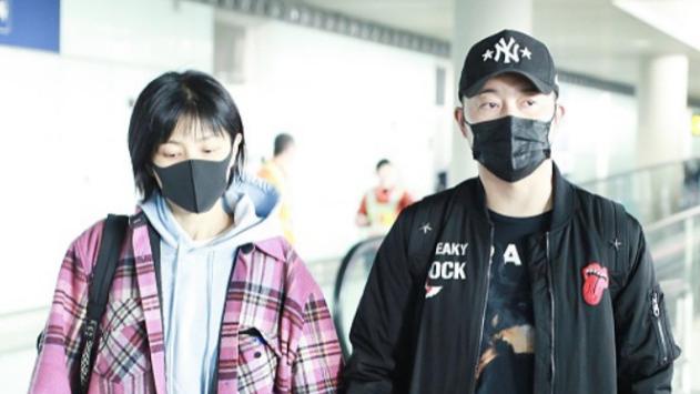 外套 46岁的胡可真是逆生长，穿粉外套梳短发像少女，与老公牵手很娇羞