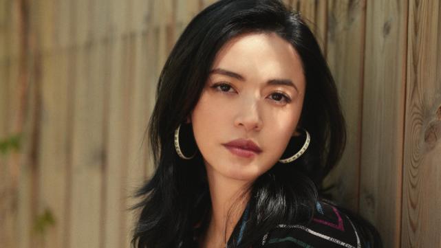 姚晨|42岁姚晨晒照优雅似少女，纤细美腿抢镜，戴戒指力证感情甜蜜