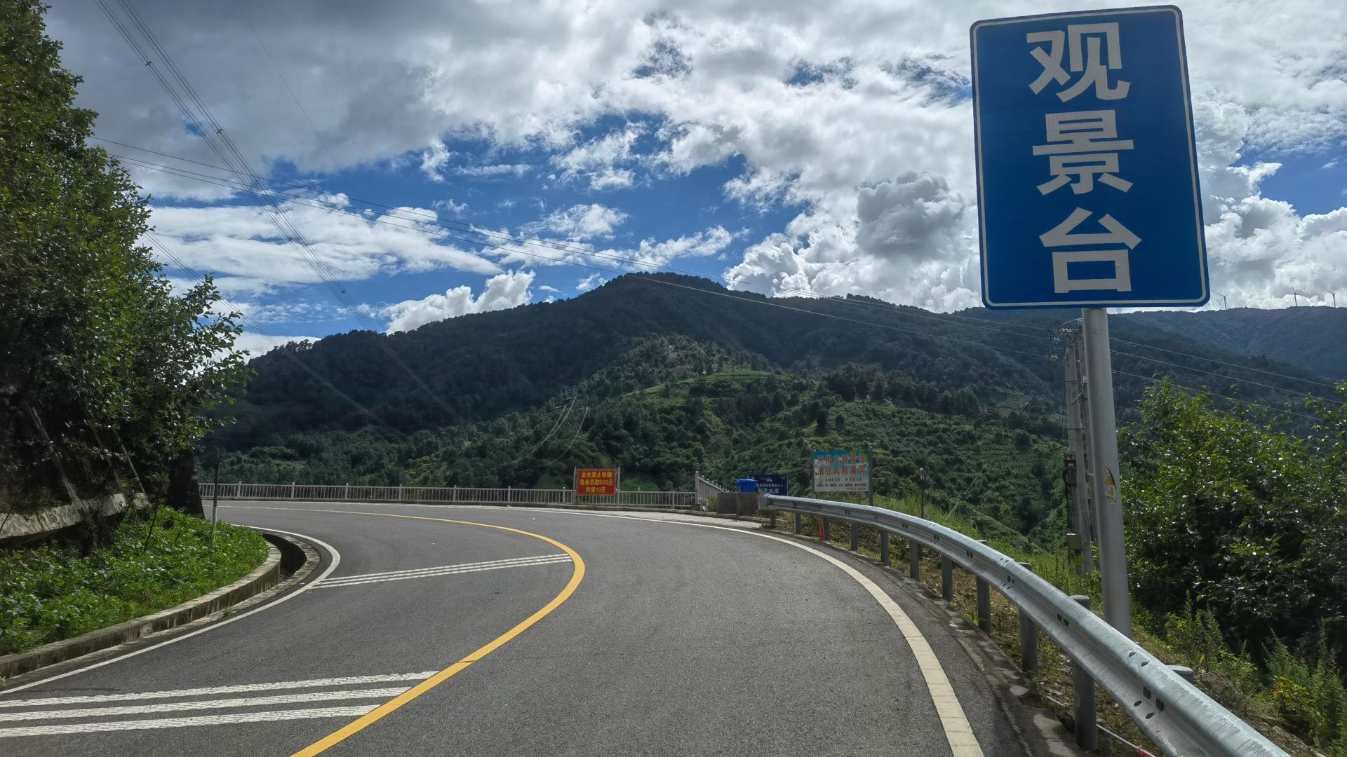 自驾德昌到茨达镇，路况出乎我们的想象，山区水库气温凉爽而舒适