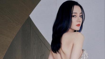 迪丽热巴|迪丽热巴现身机场做核酸，条纹上衣牛仔裤十分随性，休闲打扮下难掩好身材