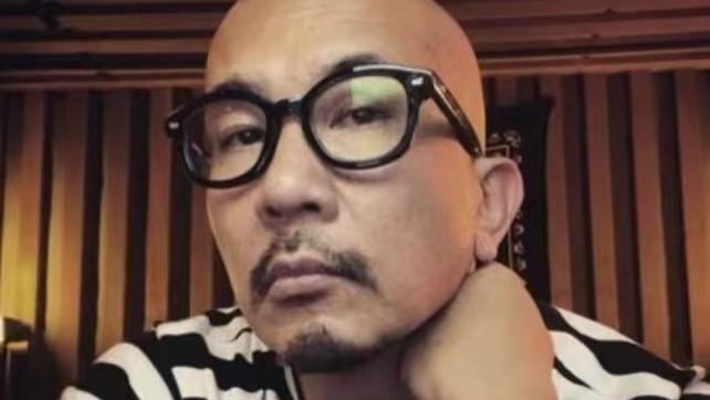 汪小菲|大s现老公抵达台湾！穿军绿色风衣猛男型身材，体型是汪小菲的两倍