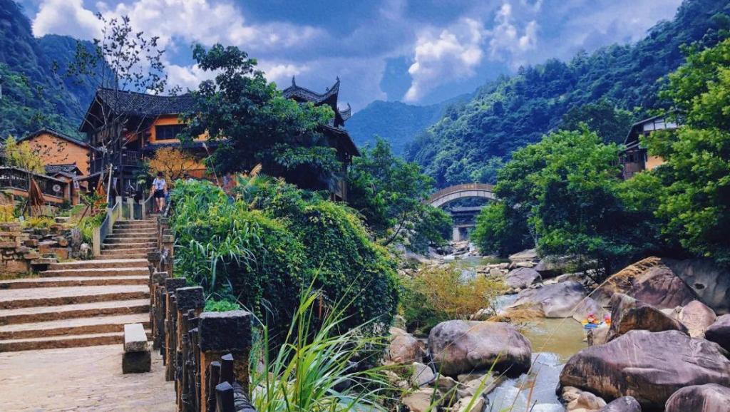 湖州|中国又一美景地刷屏外网，耗资26亿，建在悬崖上的仙侠世界，外国人：中国神仙住的地