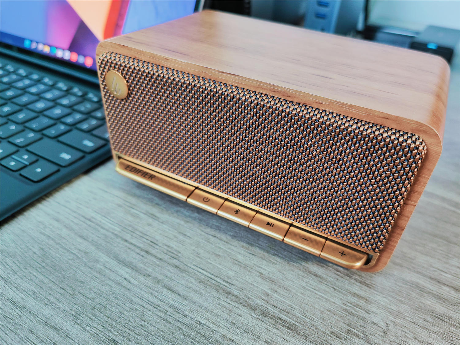 固态硬盘|美伦美唤|颇具辨识度的桌搭好物,漫步者蓝牙音响上手评测