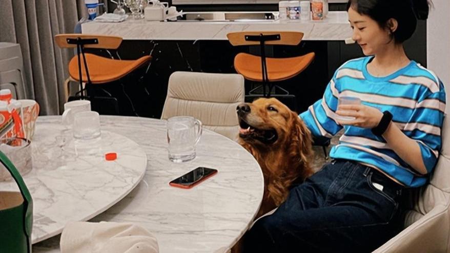 赵丽颖|赵丽颖与闺蜜相聚，喝茅台酒尽显独立自信 ，网友：实名羡慕