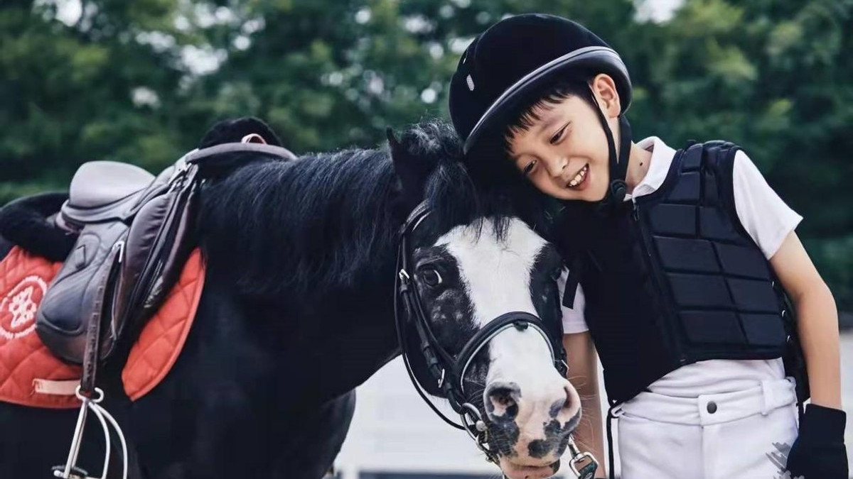 大麟子|邓莎8岁儿子骑马！大麟子马术娴熟气质酷，五官和妈妈似复制粘贴