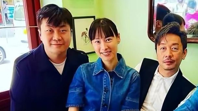 红薯 梁洛施同闺蜜苍蝇馆聚会，穿牛仔梳空气刘海，纯素颜出镜还女神颜
