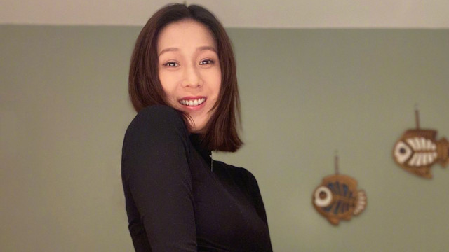 钟嘉欣|38岁钟嘉欣晒三胎孕肚照，肚子大到衣服盖不住，婴儿房布置太温馨