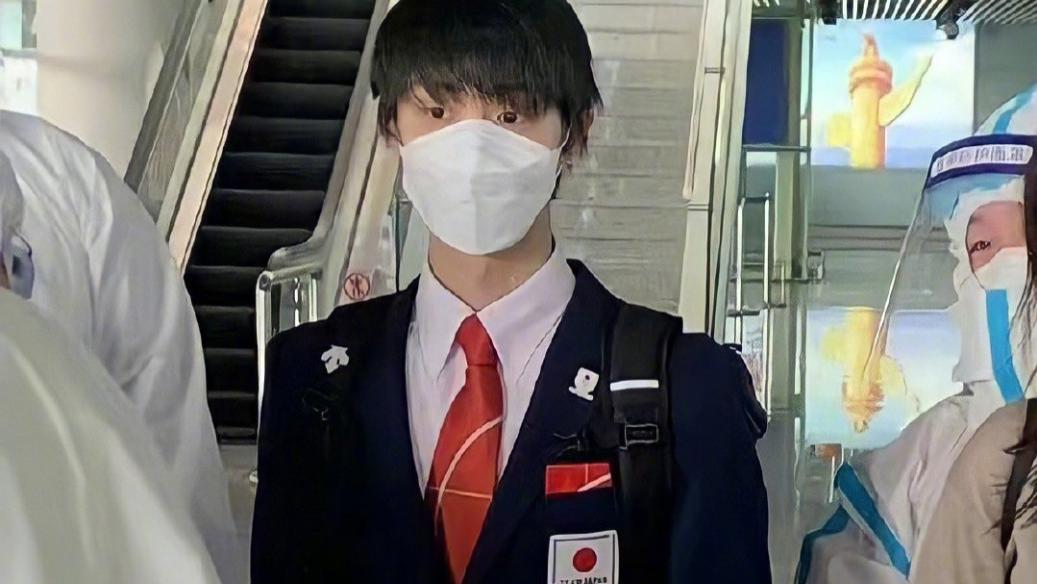 羽生结弦|终于到了! 羽生结弦抵达北京, 漂亮妈妈全程陪伴, 中国志愿者追星蹭合影