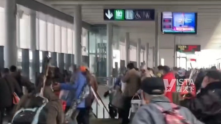 大爷|地铁一停 冲出来的全是大爷 拍摄者说：连着两趟车都这样