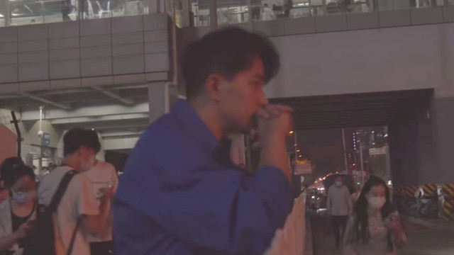 刘恺威|刘恺威低调坐地铁，与人拼桌态度亲切，现身街头神情落寞眼眶泛红