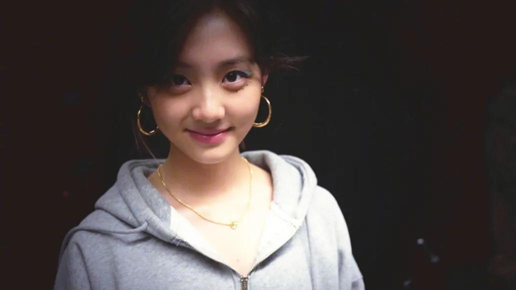 黄忆慈|黄多多16岁戴金链涂眼影！爸爸萌娃早熟：曹格女儿11岁露肩画眼线