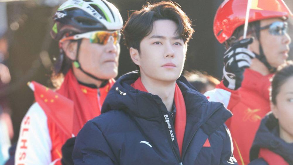 王一博|王一博进组多日，粉丝又开始全网搜人，隔空喊话：剧组吃孩子