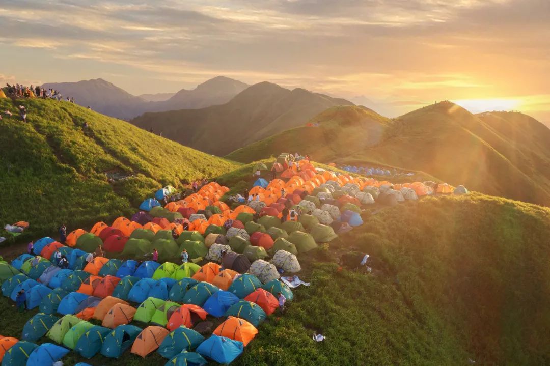 迈克尔杰克逊模仿秀、足球赛、篝火音乐会,武功山约不约!