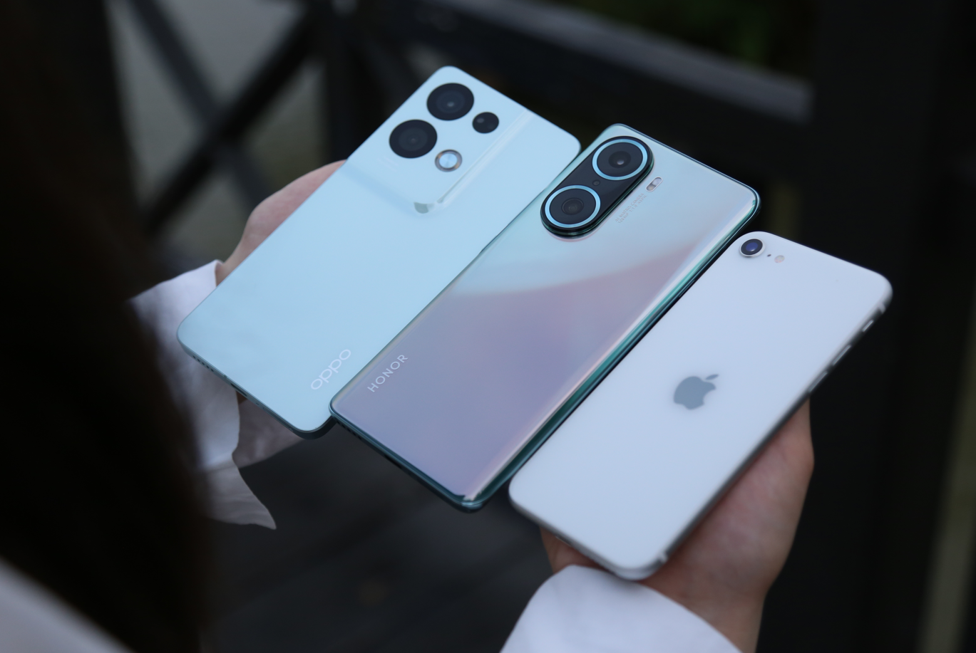 折叠屏|谁才是影像大师?OPPO、荣耀和苹果三机对比,自拍成制胜关键