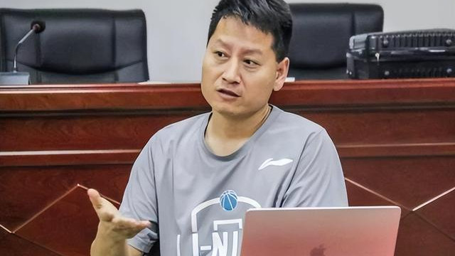 川崎前锋|广东宏远的堕落是谁的锅？朱芳雨不作为，放走三连冠最大功臣